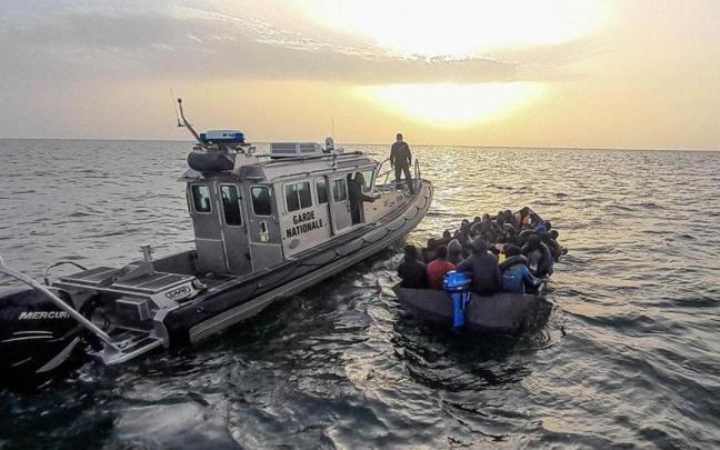 La Guardia costera de Túnez intercepta una embarcación con migrantes con destino a las costas italianas.