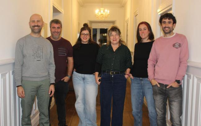 Miembros del equipo de Gobierno aretxabaletarra en la presentación de la propuesta presupuestaria para 2026.