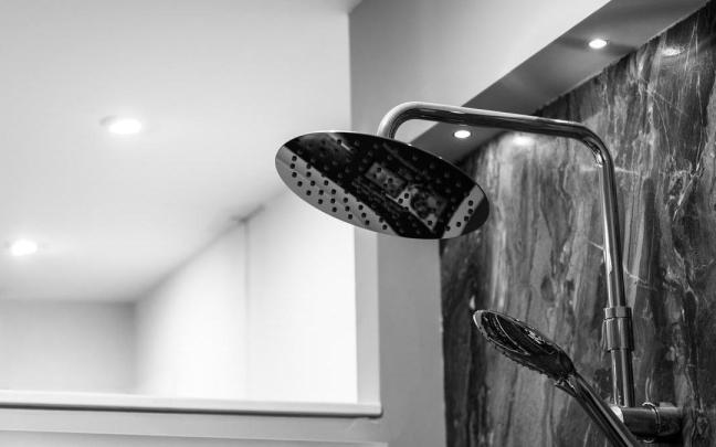 El hombre registró varios armarios en busca de ropa para después ducharse.