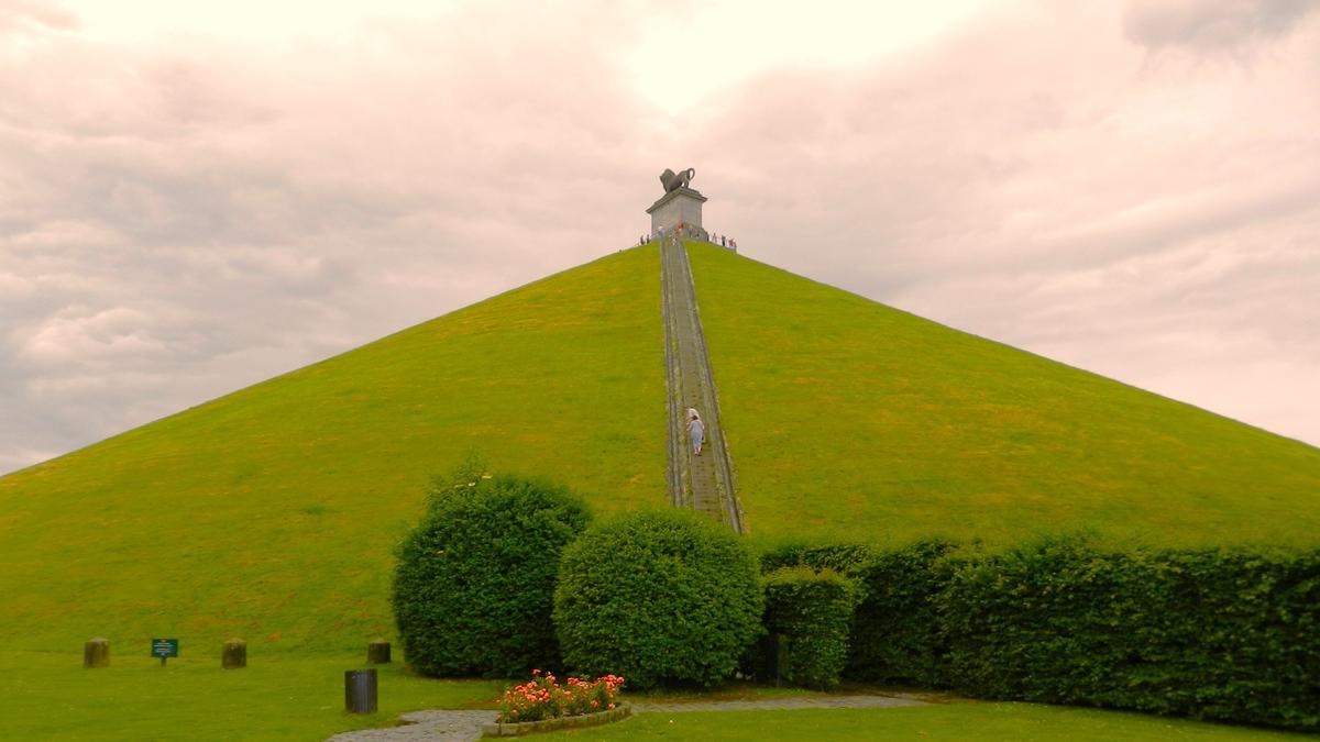 Turistas subiendo a la Colina del León.