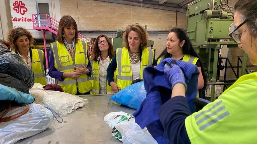 Idoia Mendia y Teresa Ribera visitan la planta de Koopera en Mungia.