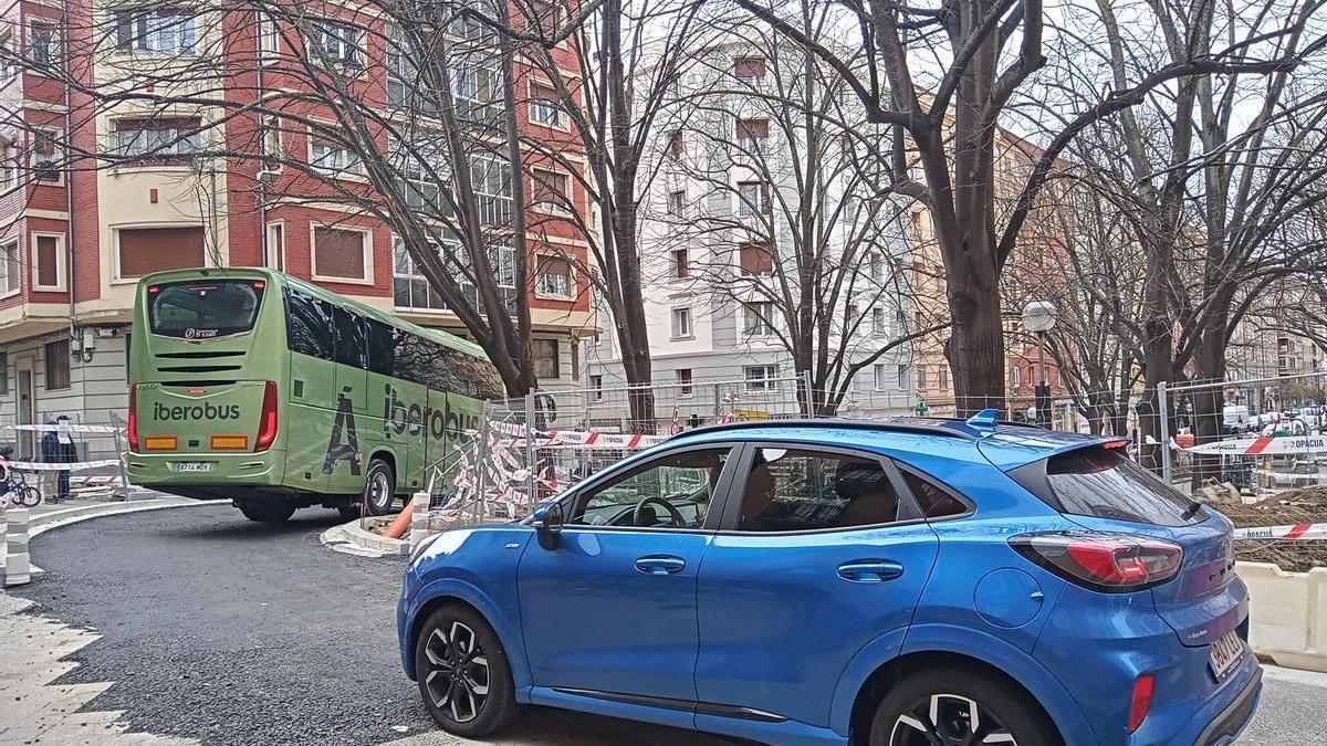 Tras realizar múltiples maniobras y la intervención de la Policía Local, el autobus ha podido salir en sentido contrario por la calle Badaia
