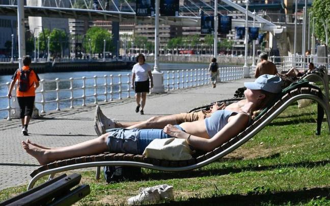 Varias personas toman el sol en Bilbao. Varias personas toman el sol en Bilbao.
