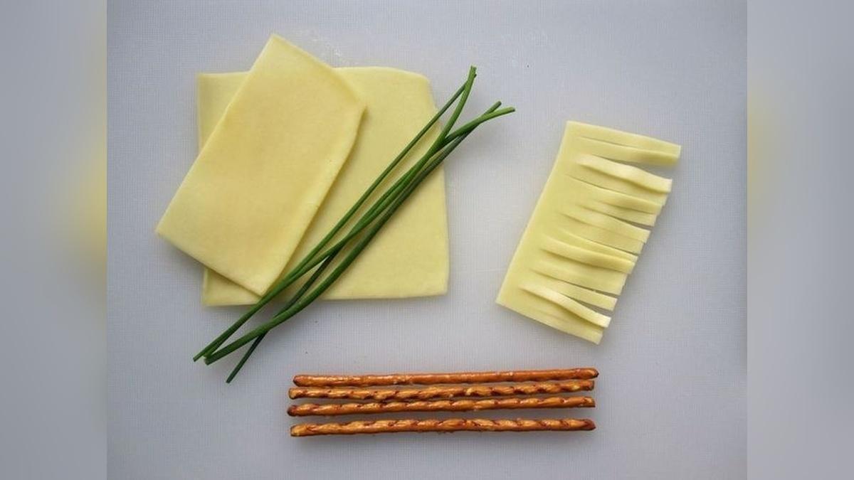 Queso, cebollino y palitos salados para preparar escobas de bruja.