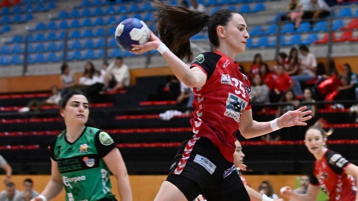 Maddi Bengoetxea, del Zuazo, lanza a portería.