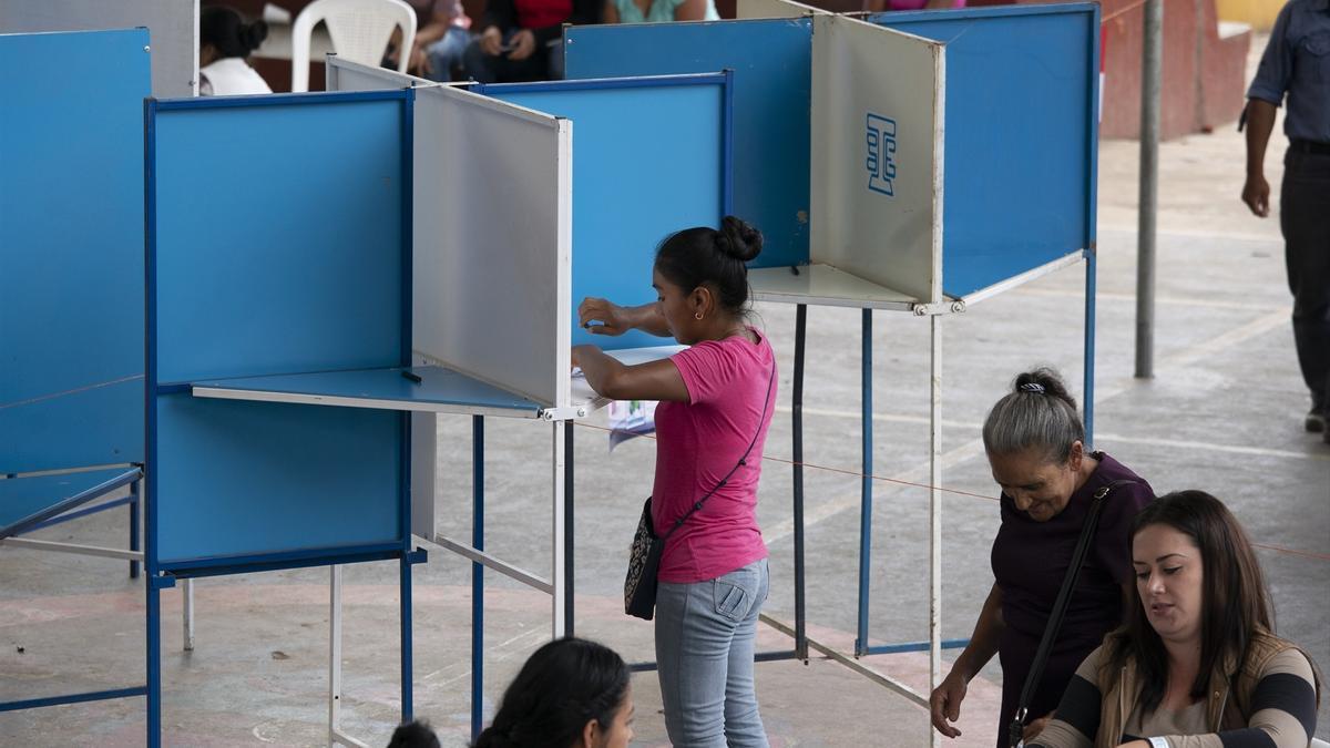 Imagen de archivo de un centro de votación en Guatemala.