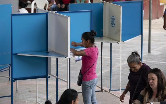 Imagen de archivo de un centro de votación en Guatemala. Imagen de archivo de un centro de votación en Guatemala.
