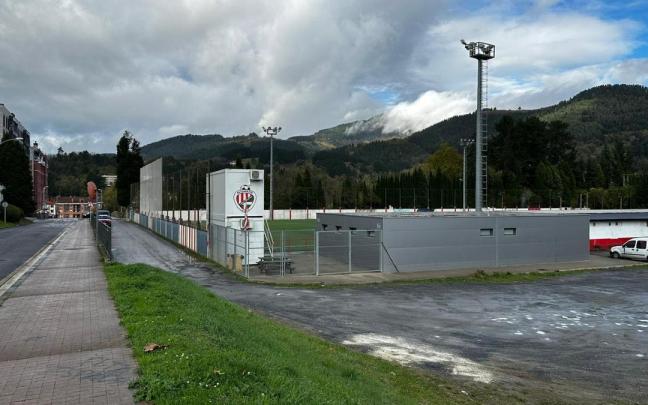 Parcela junto a campo fútbol San Martín donde se habilitará un parking ante llegada centro salud en Laudio