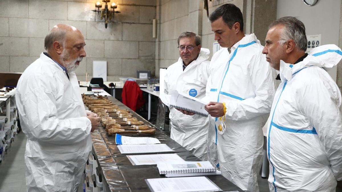 Visita de Pedro Sánchez al laboratorio forense instalado en Cuelgamuros.