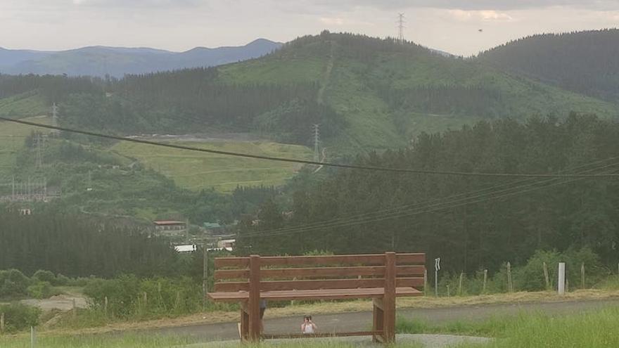 El banco, desde atrás.