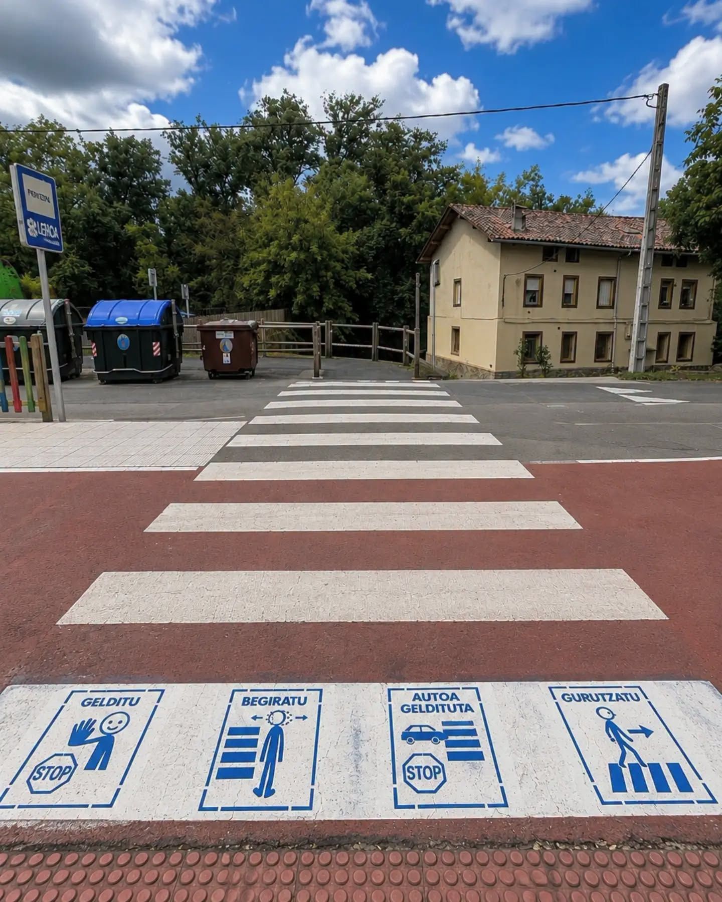 Pictogramas creados en un paso de peatones de Lemoa