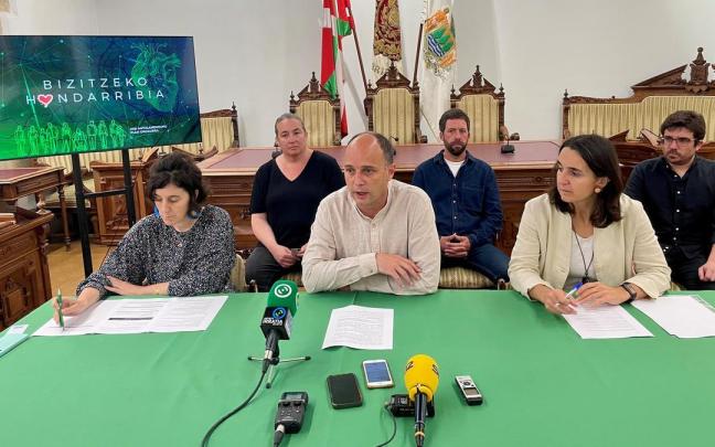 Udal gobernu taldeko kideak (Estitxu Urtizberea, Lupe Queiruga, Igor Enparan, Ortzi Alonso, Garoa Lekuona eta Josu Peña), atzo Hondarribiko udaletxean.