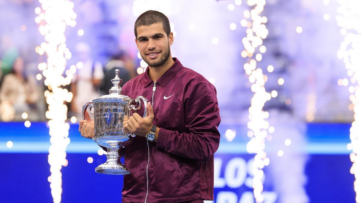 El tenista Carlos Alcaraz sostiene el trofeo del US Open 2025, su sexto 'Grand Slam', tras su victoria sobre Jannik Sinner en la final del torneo.