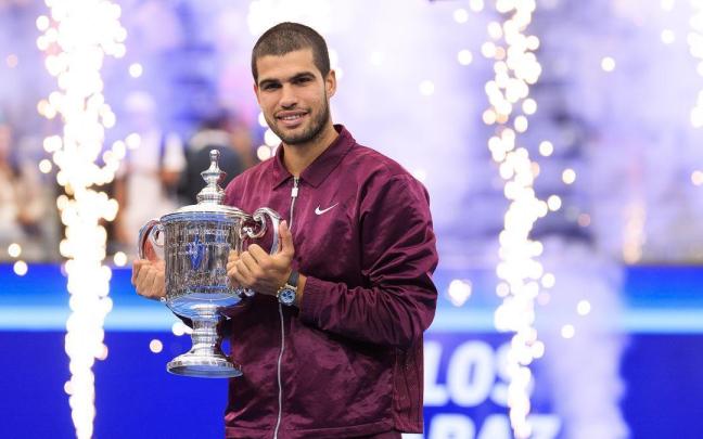 El tenista Carlos Alcaraz sostiene el trofeo del US Open 2025, su sexto 'Grand Slam', tras su victoria sobre Jannik Sinner en la final del torneo.