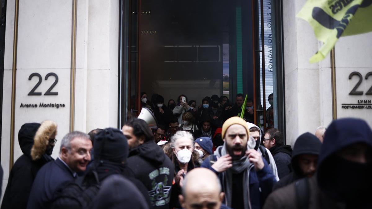 Un grupo de sindicalistas invade una tienda de la marca de lujo LVMH.