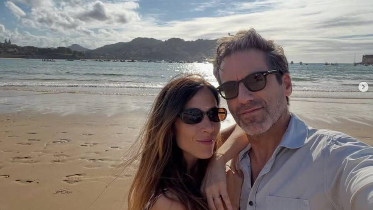 Borja Sémper y Bárbara Goenaga disfrutan de la playa de La Concha