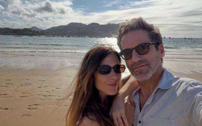 Borja Sémper y Bárbara Goenaga disfrutan de la playa de La Concha