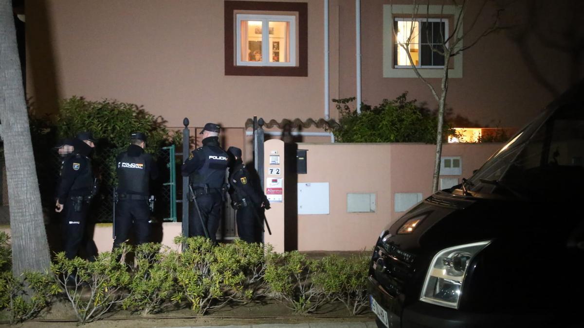 Agentes de la Policía Nacional en un operativo en la Línea de la Concepción (Cádiz).
