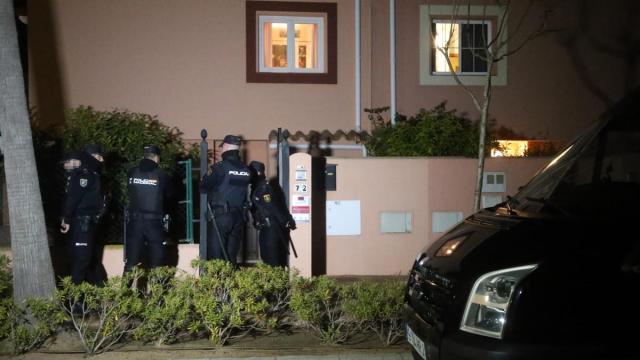 Agentes de la Policía Nacional en un operativo en la Línea de la Concepción (Cádiz).