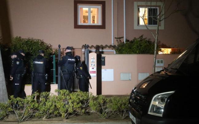 Agentes de la Policía Nacional en un operativo en la Línea de la Concepción (Cádiz).