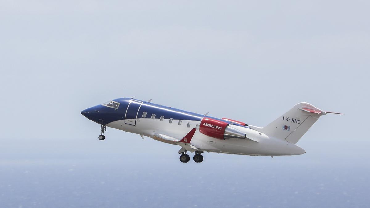 Avión ambulancia que traslada a los afectados.