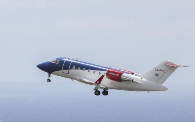 Avión ambulancia que traslada a los afectados.