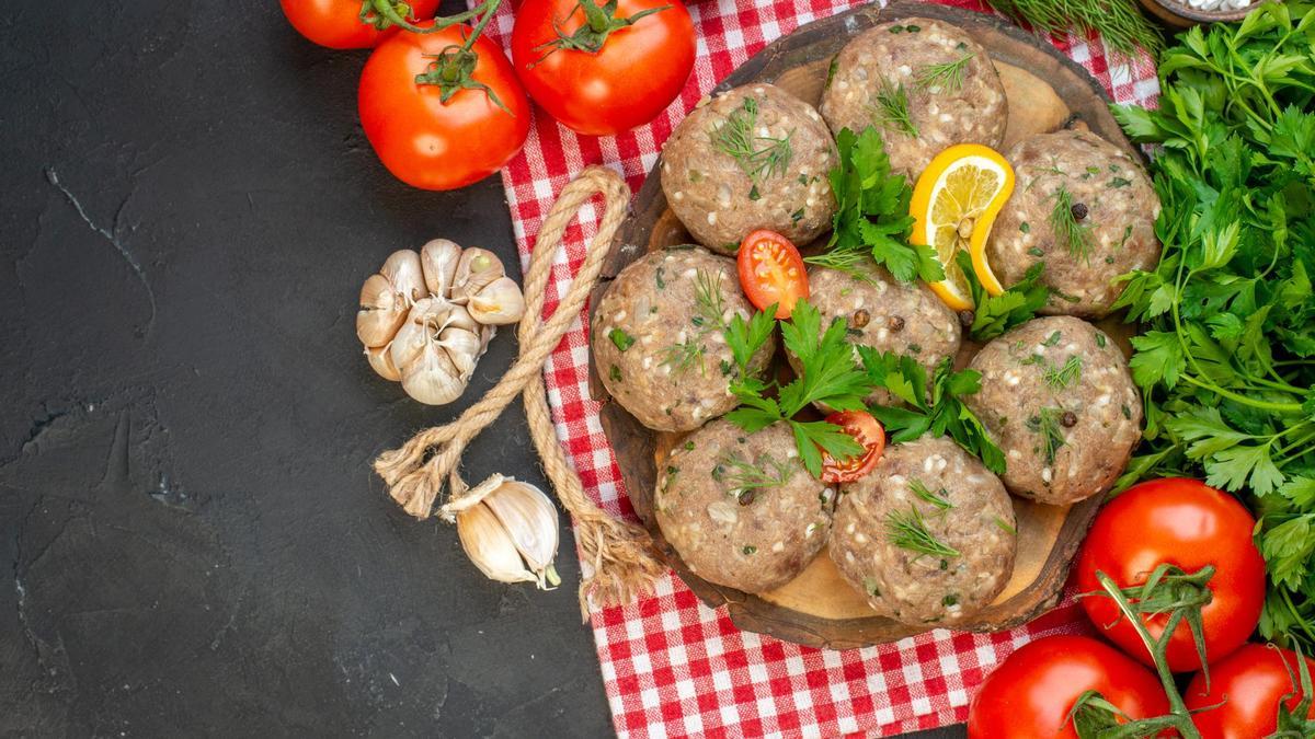 Albóndigas crudas listas para meter en la freidora de aire.