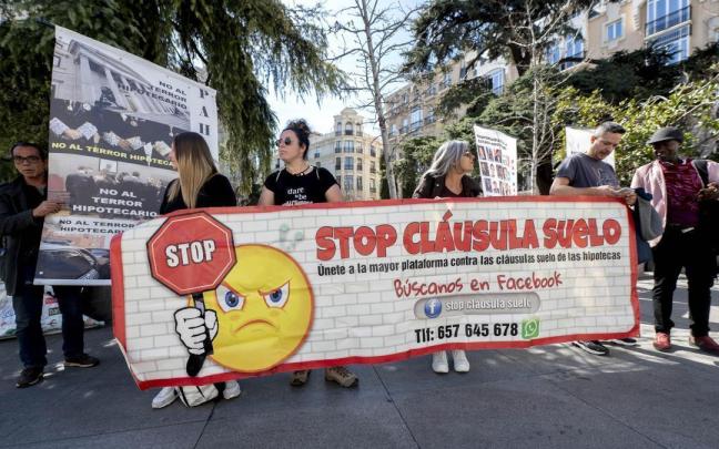 Imagen de archivo de una protesta de la plataforma 'Stop Cláusulas Suelo'. / EP Imagen de archivo de una protesta de la plataforma 'Stop Cláusulas Suelo'.