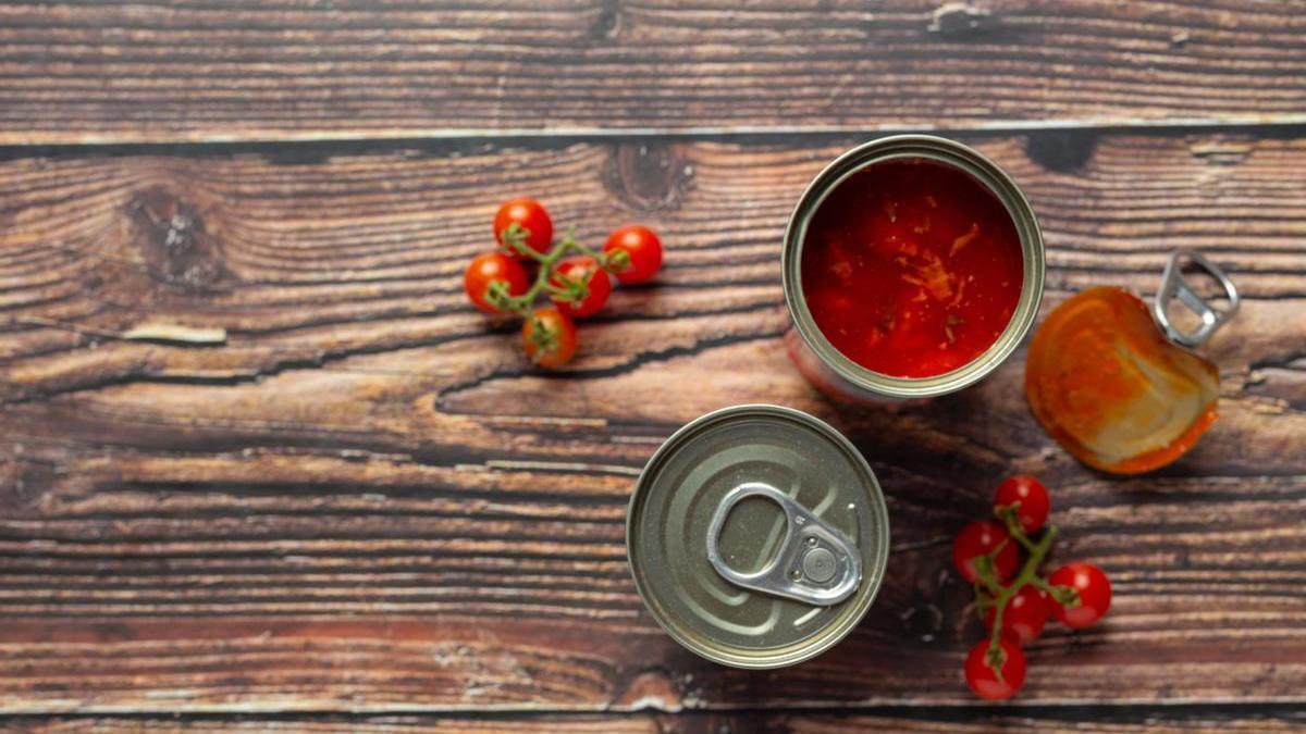 Lata de tomate triturado sobre una superficie de madera.