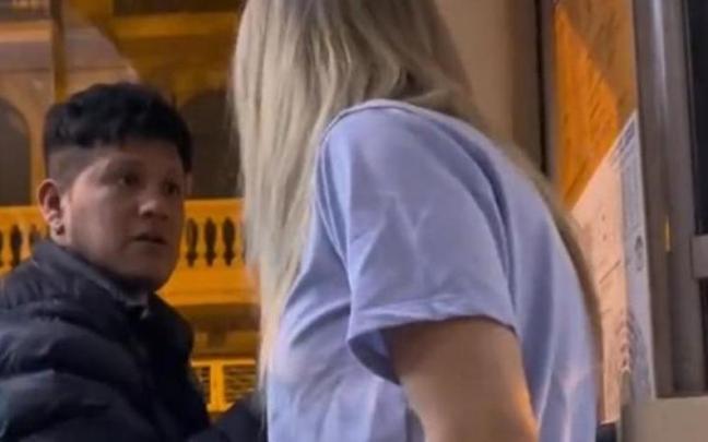 Momento en el que la mujer se enfrenta al pasajero.