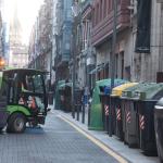 Imagen de archivo de un vehículo del servicio de limpieza durante su recorrido.