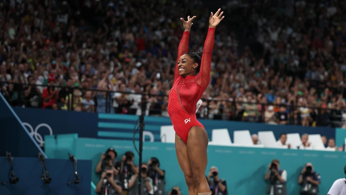 Biles compite en la final de salto de potro.