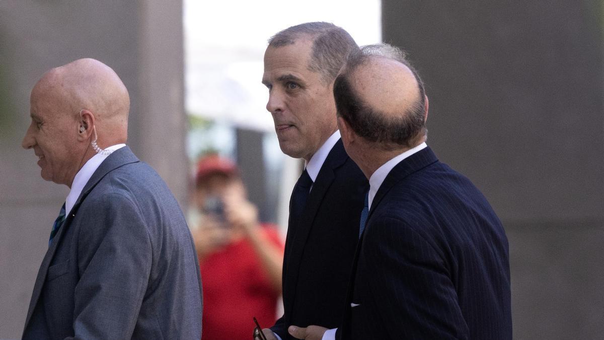 Hunter Biden, hijo del presidente estadounidense, y su abogado a su llegada a la corte federal en Wilmington (Delaware).