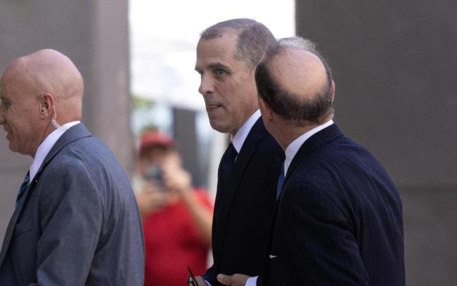 Hunter Biden, hijo del presidente estadounidense, y su abogado a su llegada a la corte federal en Wilmington (Delaware).