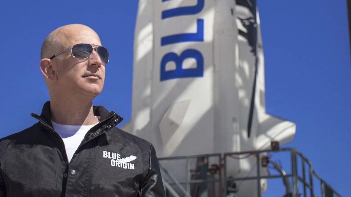 Jeff Bezos, ante la nave Blue Origin