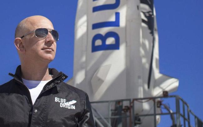 Jeff Bezos, ante la nave Blue Origin / EFE Jeff Bezos, ante la nave Blue Origin