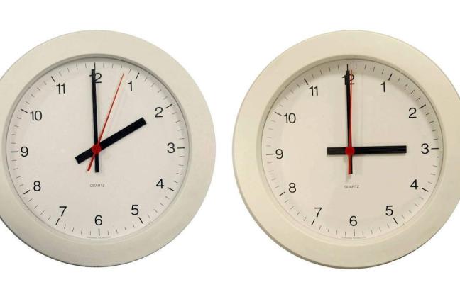 A las dos habrá que adelantar los relojes una hora. A las dos habrá que adelantar los relojes una hora.