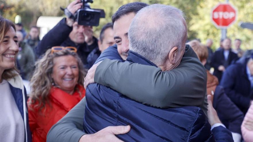 Pradales abraza al lehendakari, a su llegada al acto del 120 aniversario del fallecimiento de Sabino Arana.