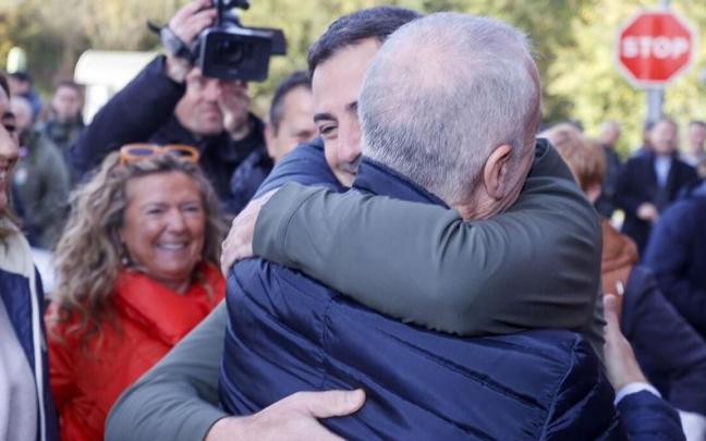 Pradales abraza al lehendakari, a su llegada al acto del 120 aniversario del fallecimiento de Sabino Arana.