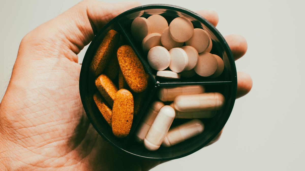 Comprimidos y cápsulas utilizados en tratamientos médicos.