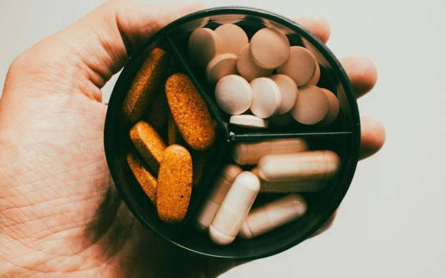 Comprimidos y cápsulas utilizados en tratamientos médicos.