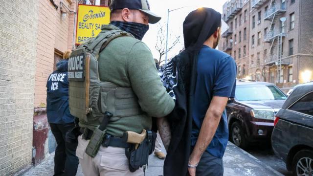Agentes del ICE detendiendo a migrantes