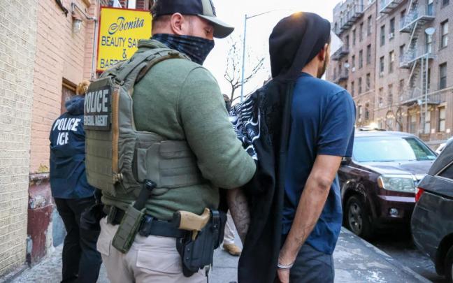 Agentes del ICE detendiendo a migrantes