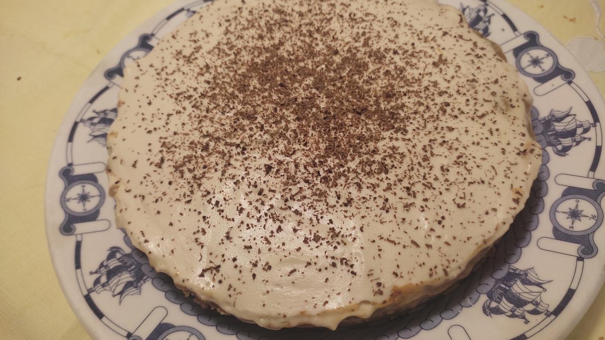 La tarta de plátano se puede decorar con chocolate rayado.