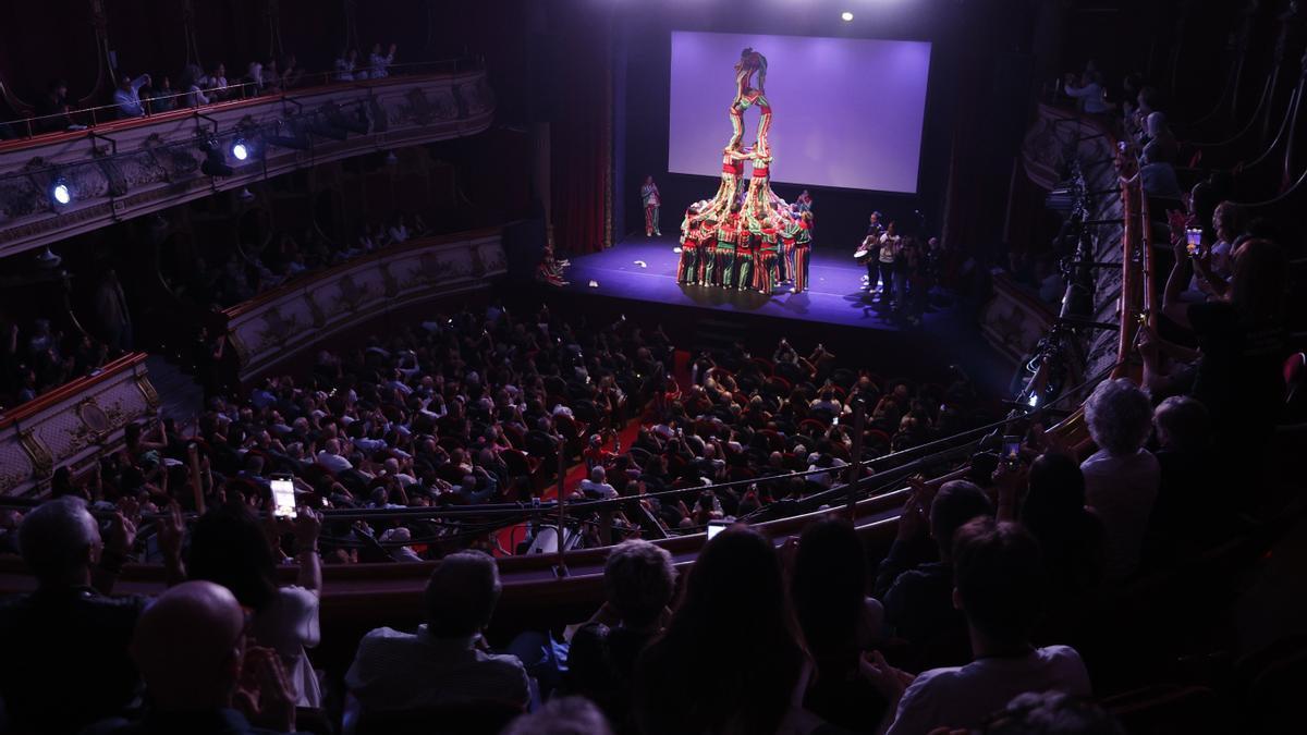 En imágenes: Las asociaciones de víctimas de la dana llenan un teatro de música y poesía para homenajear a sus fallecidos