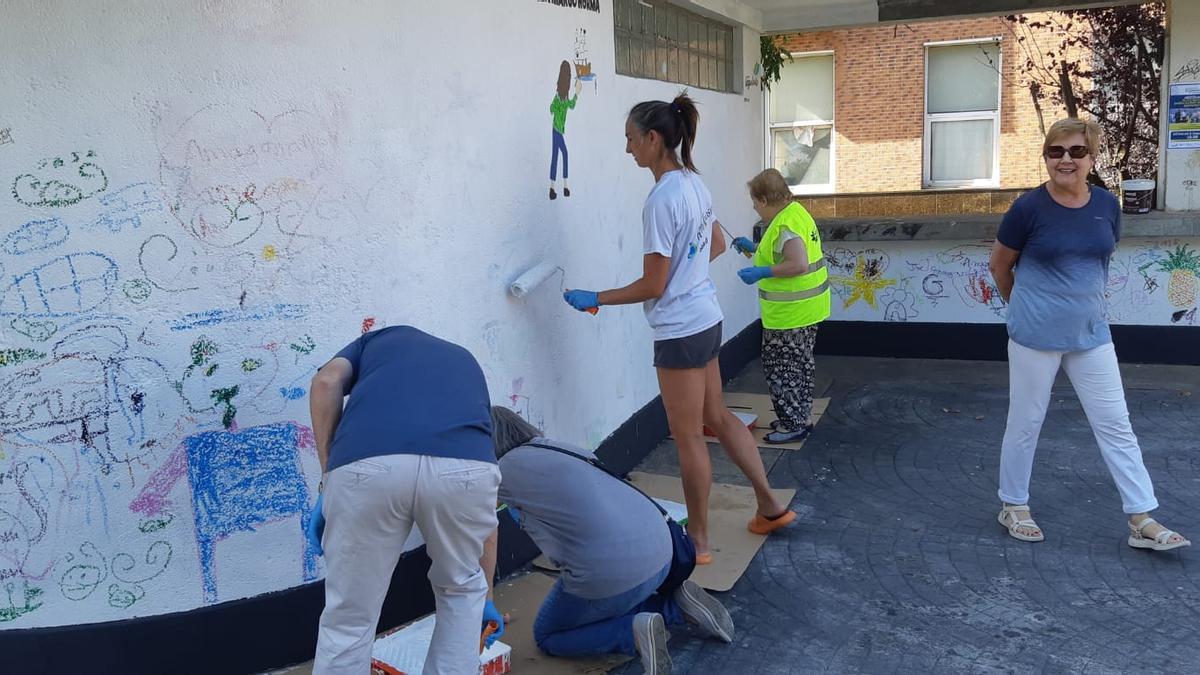 Repintado de la pared infantil para devolver el espacio a los niños.