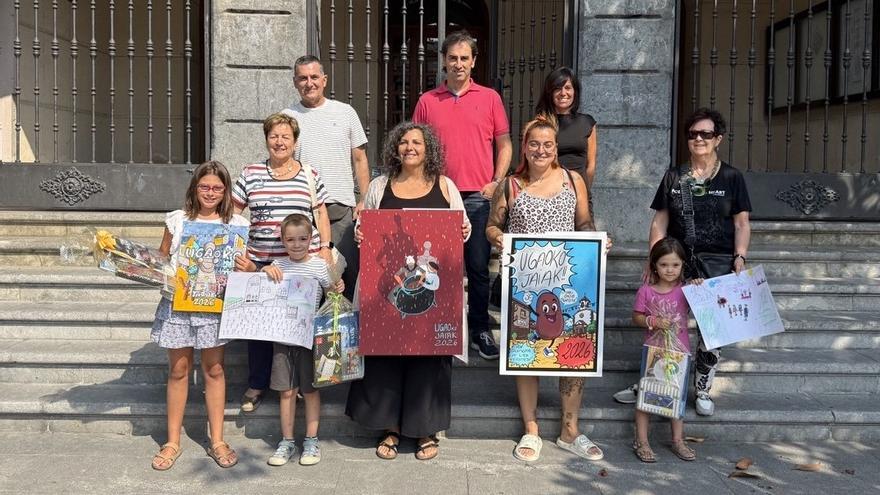 Foto de todos los premiados en el concurso de carteles de Ugao-Miraballes