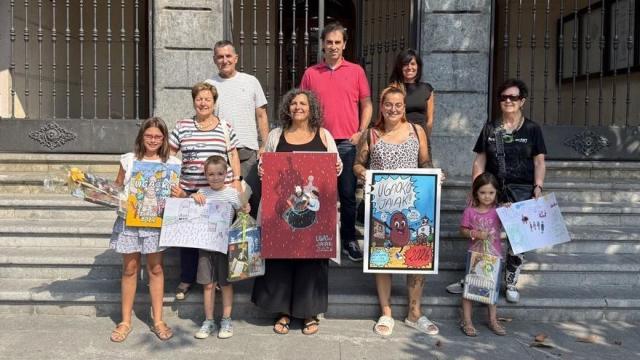 Foto de todos los premiados en el concurso de carteles de Ugao-Miraballes