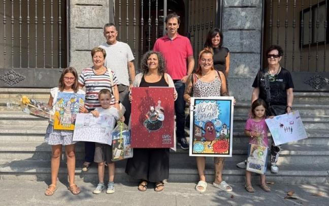 Foto de todos los premiados en el concurso de carteles de Ugao-Miraballes