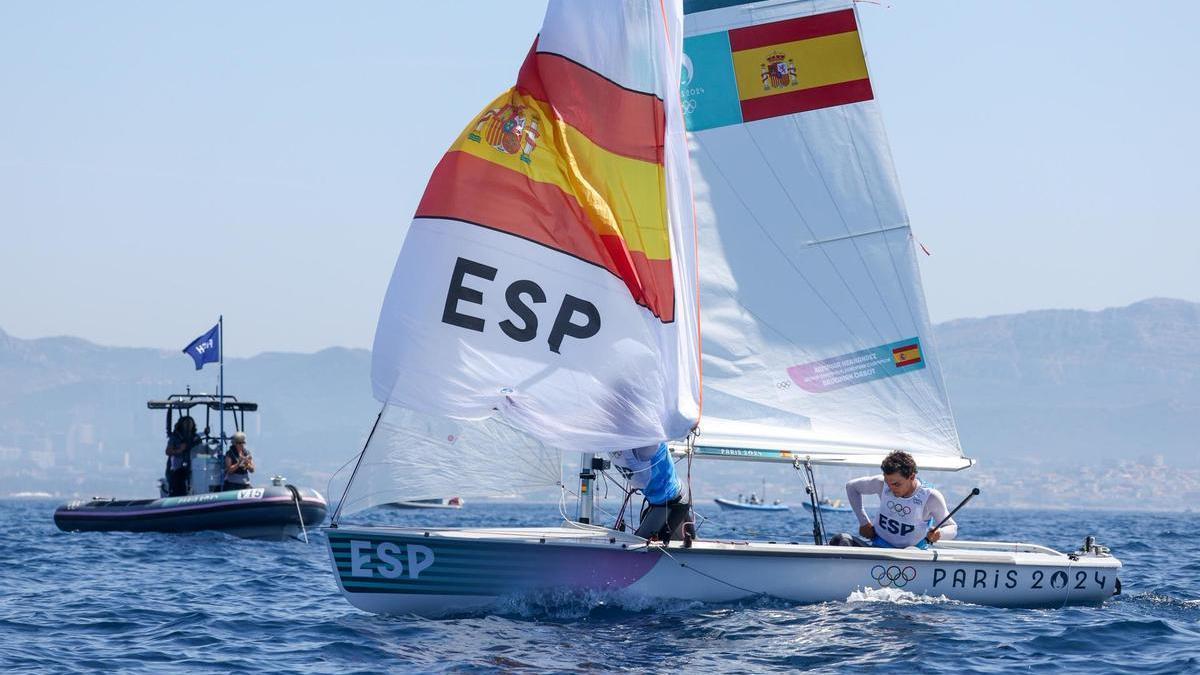 Los españoles Nora Brugman y Jordi Xammar Hernandez capitanean su 470 en aguas de Marsella.